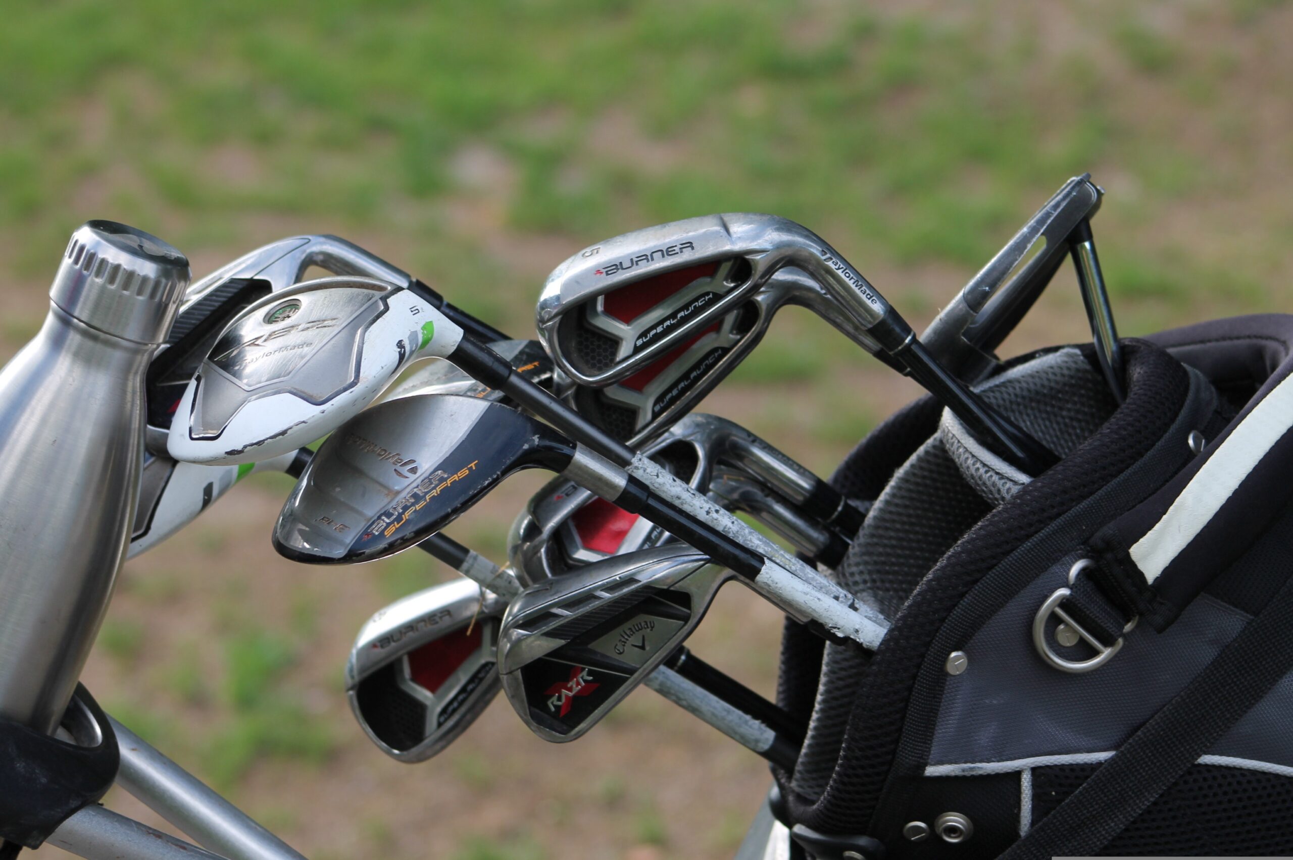 En este momento estás viendo ¿Cuánto cuesta realmente empezar a jugar al golf?